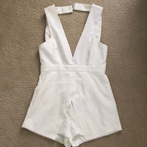 REVOLVE FINDERS KEEPERS XS WHITE ROMPER PLAYSUIT